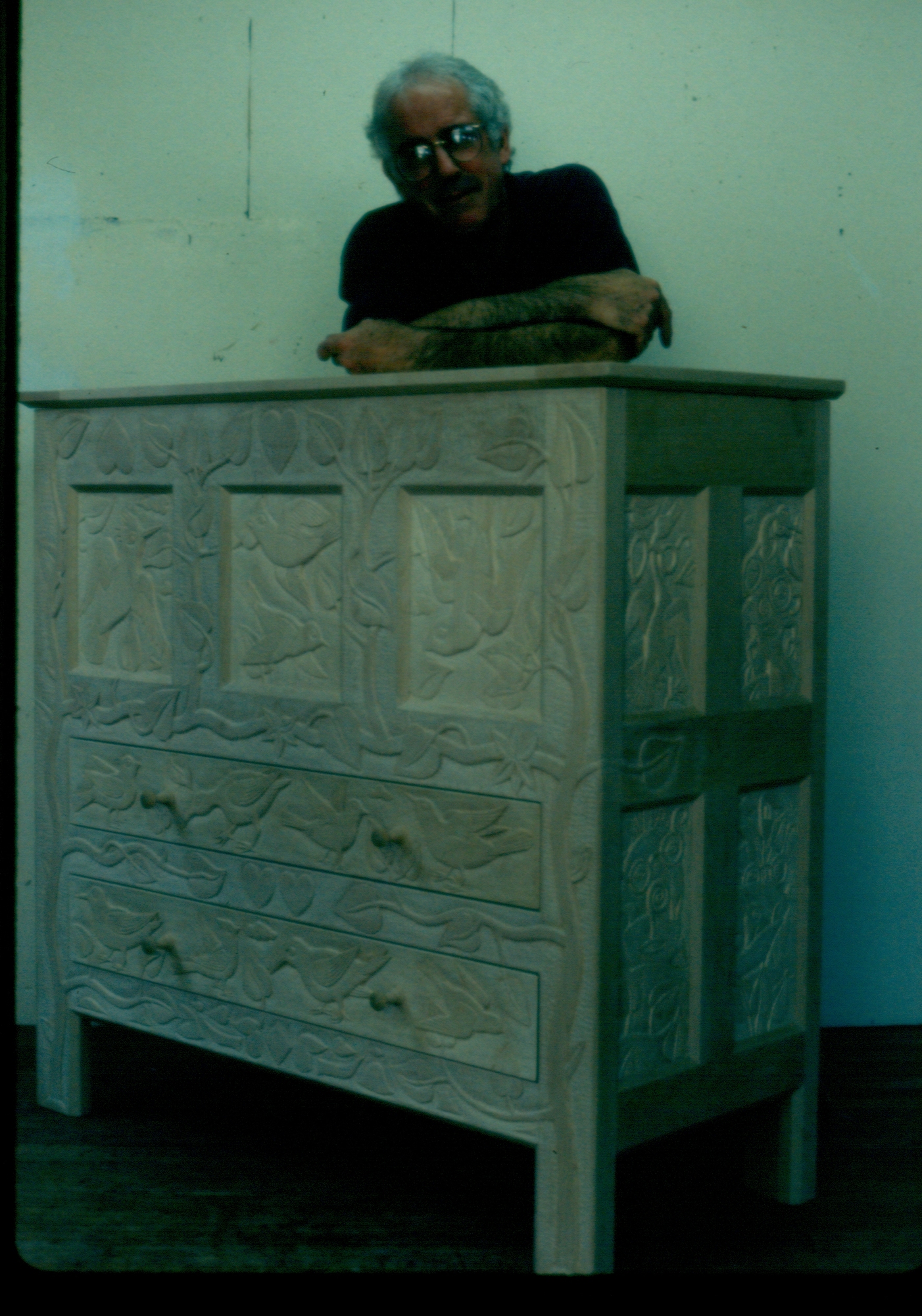 Carved Chest / Vigneron (MB)